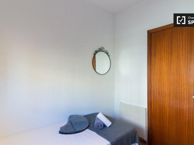 Se alquila habitación en piso de 5 habitaciones en Barcelona