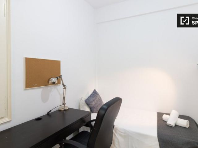 Se alquila habitación en piso de 5 habitaciones en Barcelona