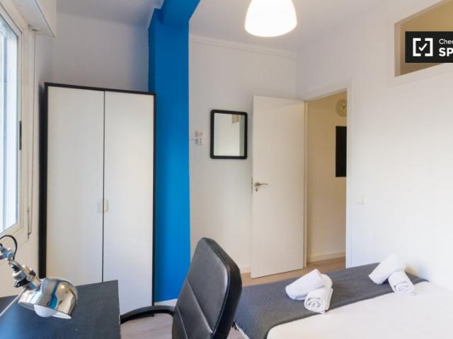 Se alquila habitación en piso de 5 habitaciones en Barcelona