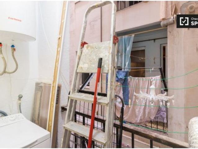 Se alquila habitación en piso de 5 habitaciones en Barcelona