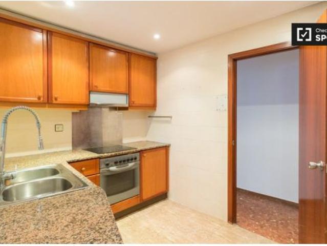 Se alquila habitación en piso de 5 habitaciones en Barcelona