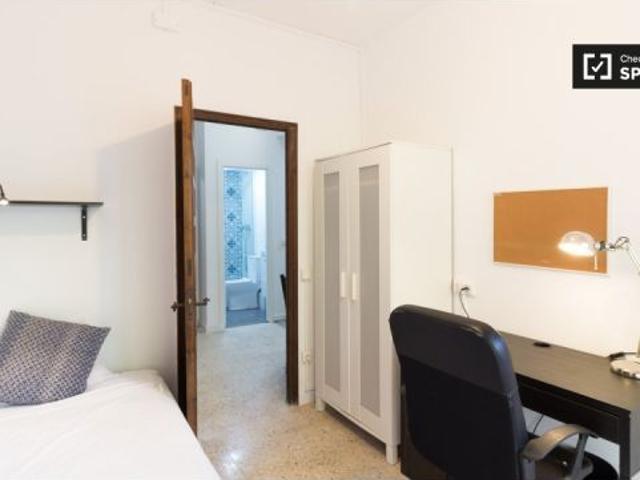 Se alquila habitación en piso de 5 habitaciones en Barcelona