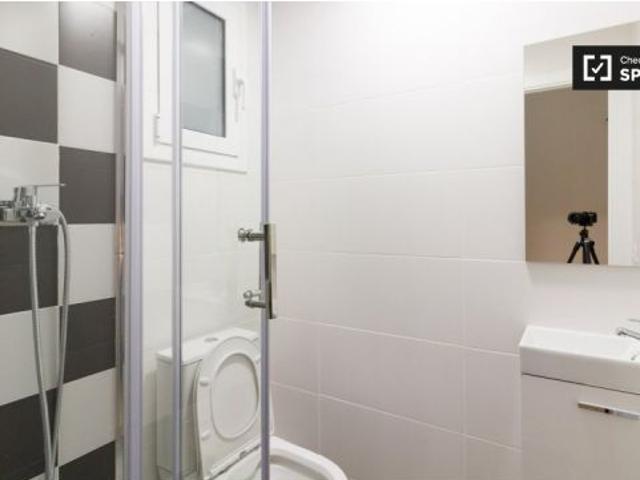 Se alquila habitación en piso de 5 habitaciones en Barcelona