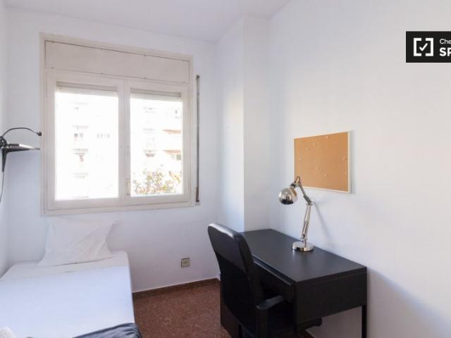 Se alquila habitación en piso de 5 habitaciones en Barcelona