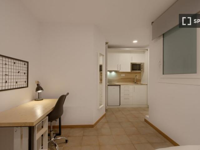 Se alquila habitación en piso de 5 habitaciones en Barcelona
