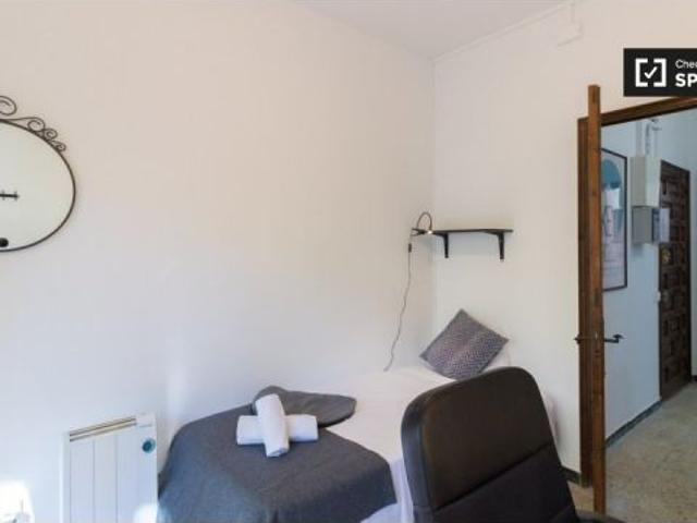 Se alquila habitación en piso de 5 habitaciones en Barcelona