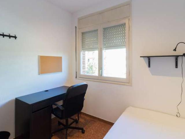 Se alquila habitación en piso de 5 habitaciones en Barcelona