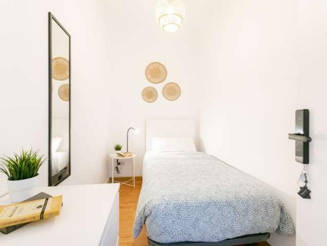 Se alquila habitación en piso de 5 habitaciones en Barcelona