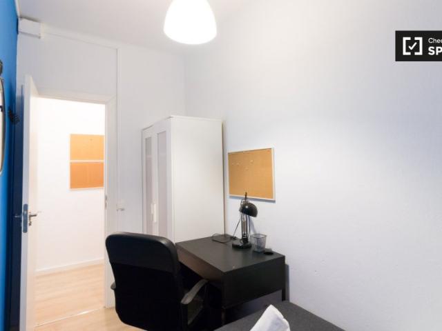 Se alquila habitación en piso de 5 habitaciones en Barcelona