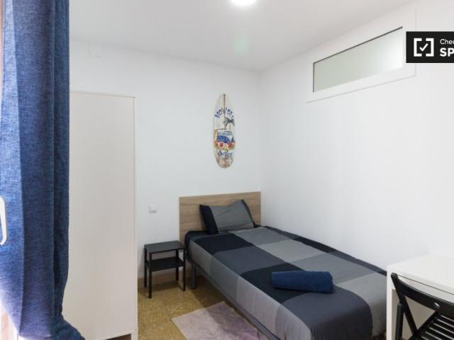 Se alquila habitación en piso de 5 habitaciones en Barcelona