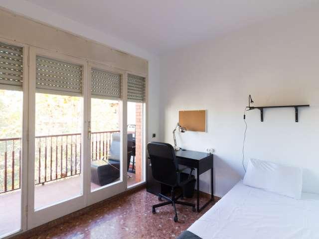 Se alquila habitación en piso de 5 habitaciones en Barcelona