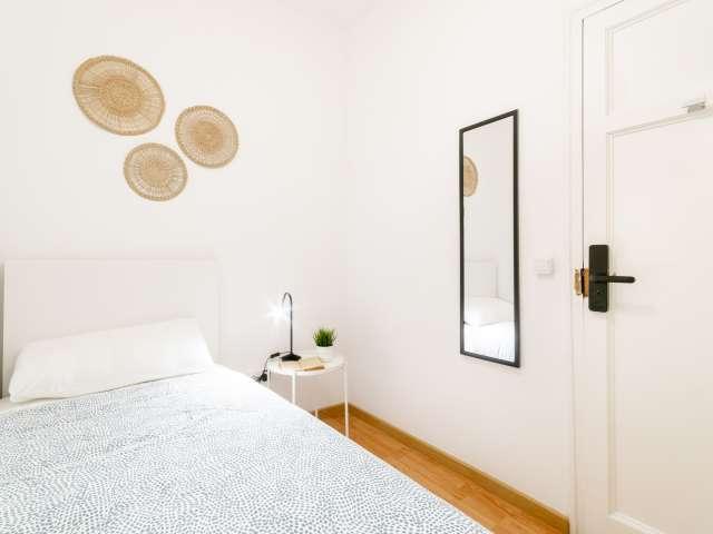 Se alquila habitación en piso de 5 habitaciones en Barcelona