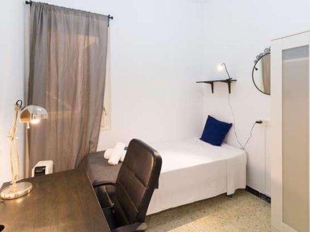 Se alquila habitación en piso de 5 habitaciones en Barcelona