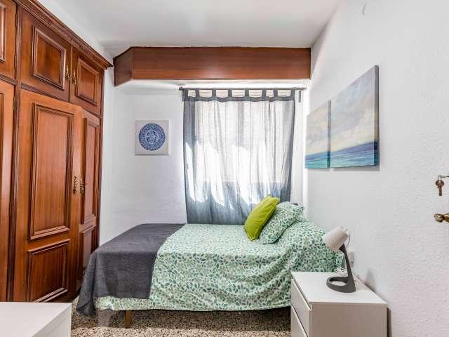 Se alquila habitación en piso de 5 habitaciones en Benicalap