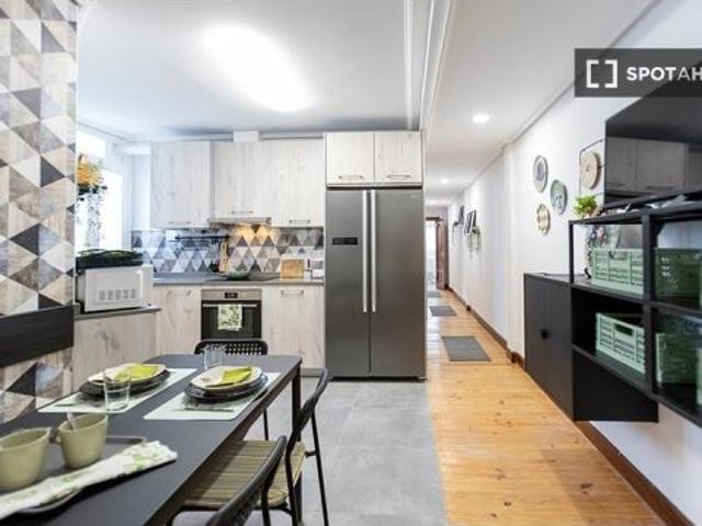Se alquila habitación en piso de 5 habitaciones en Bilbao
