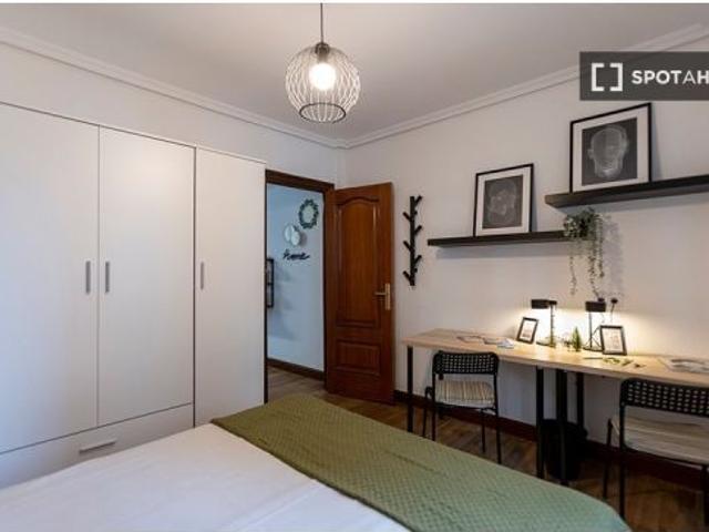 Se alquila habitación en piso de 5 habitaciones en Bilbao