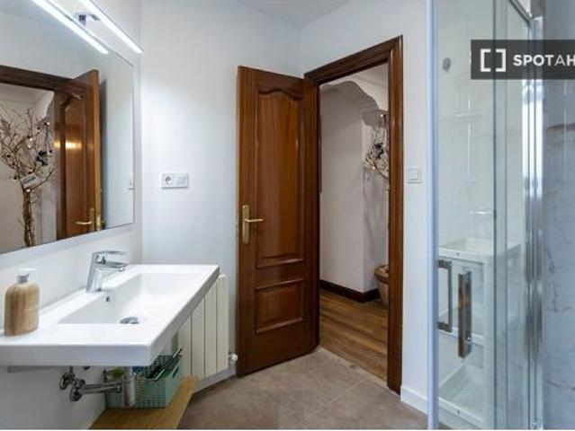 Se alquila habitación en piso de 5 habitaciones en Bilbao