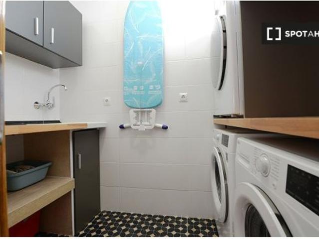 Se alquila habitación en piso de 5 habitaciones en Bilbao