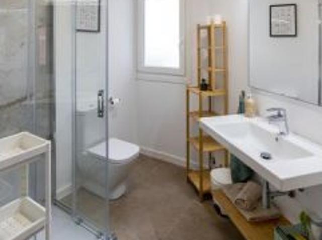 Se alquila habitación en piso de 5 habitaciones en Bilbao