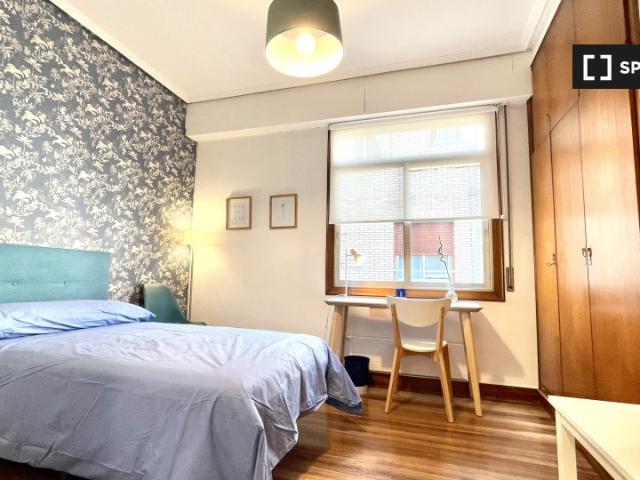 Se alquila habitación en piso de 5 habitaciones en Bilbao