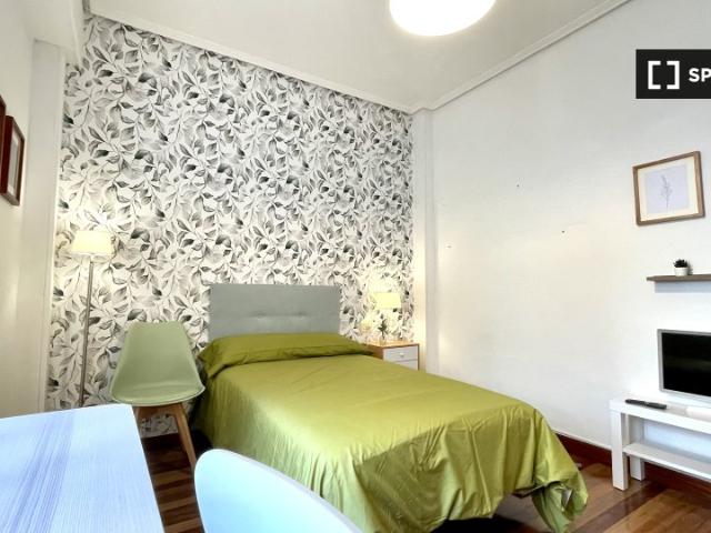 Se alquila habitación en piso de 5 habitaciones en Bilbao