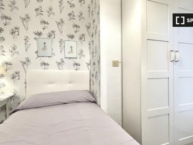 Se alquila habitación en piso de 5 habitaciones en Bilbao