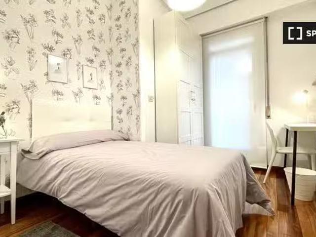 Se alquila habitación en piso de 5 habitaciones en Bilbao