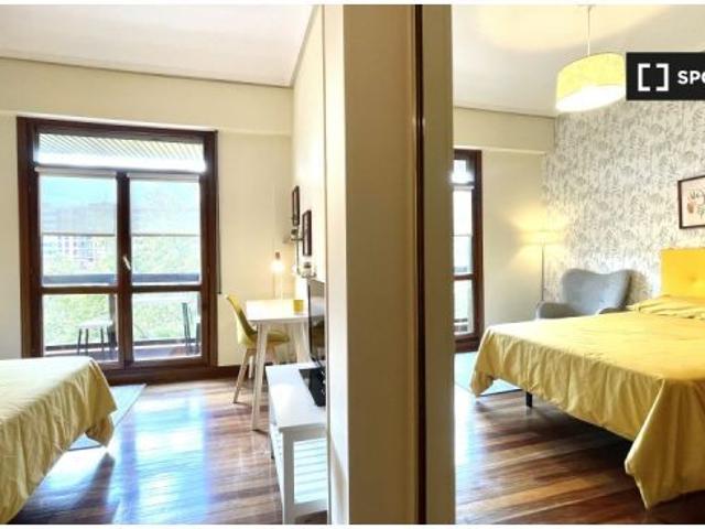 Se alquila habitación en piso de 5 habitaciones en Bilbao