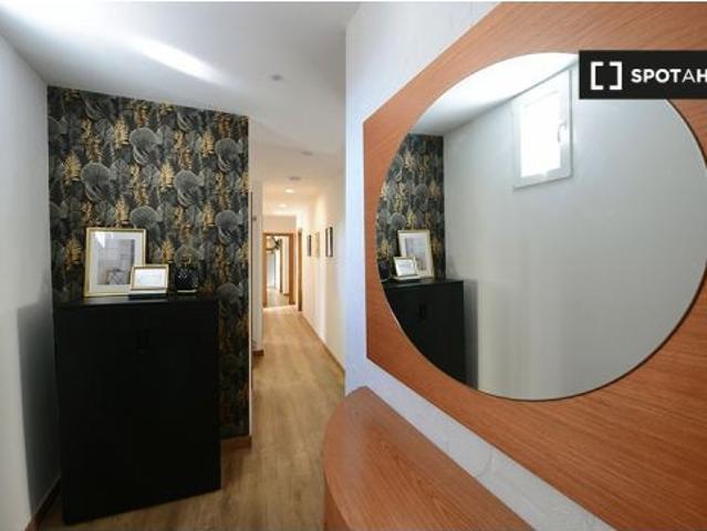 Se alquila habitación en piso de 5 habitaciones en Bilbao