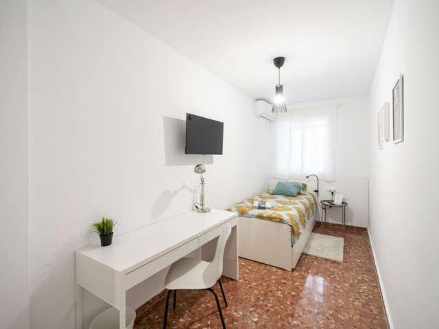 Se alquila habitación en piso de 5 habitaciones en Burjassot, Valencia