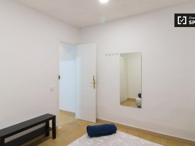 Se alquila habitación en piso de 5 habitaciones en El Raval, Barcelona