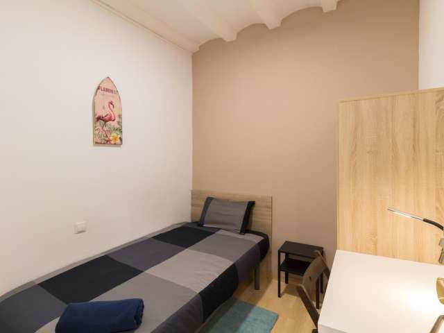 Se alquila habitación en piso de 5 habitaciones en El Raval, Barcelona