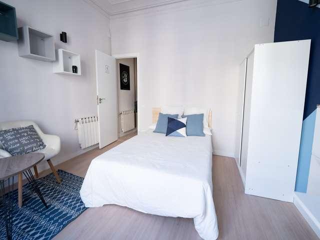 Se alquila habitación en piso de 5 habitaciones en la Dreta de l'Eixample