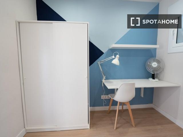 Se alquila habitación en piso de 5 habitaciones en la Dreta de l'Eixample