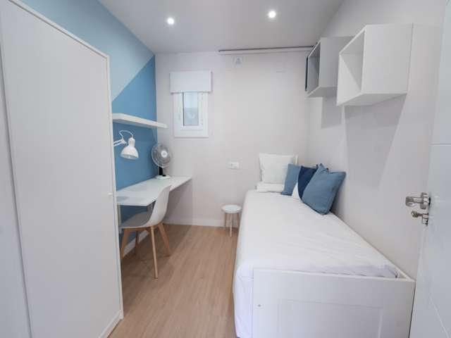 Se alquila habitación en piso de 5 habitaciones en la Dreta de l'Eixample