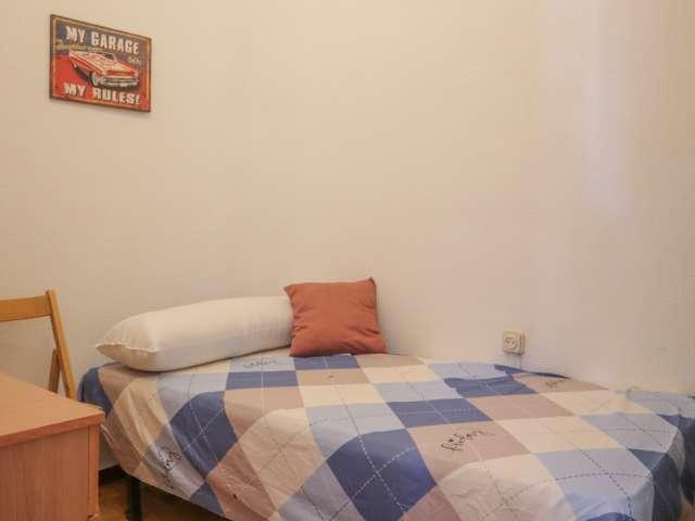 Se alquila habitación en piso de 5 habitaciones en La Latina