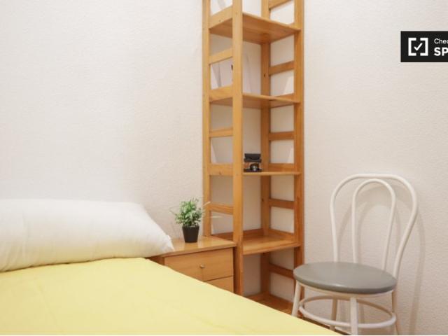 Se alquila habitación en piso de 5 habitaciones en La Latina