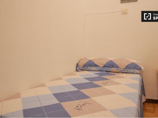 Se alquila habitación en piso de 5 habitaciones en La Latina