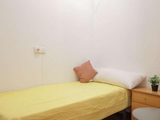 Se alquila habitación en piso de 5 habitaciones en La Latina