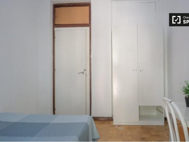 Se alquila habitación en piso de 5 habitaciones en La Latina