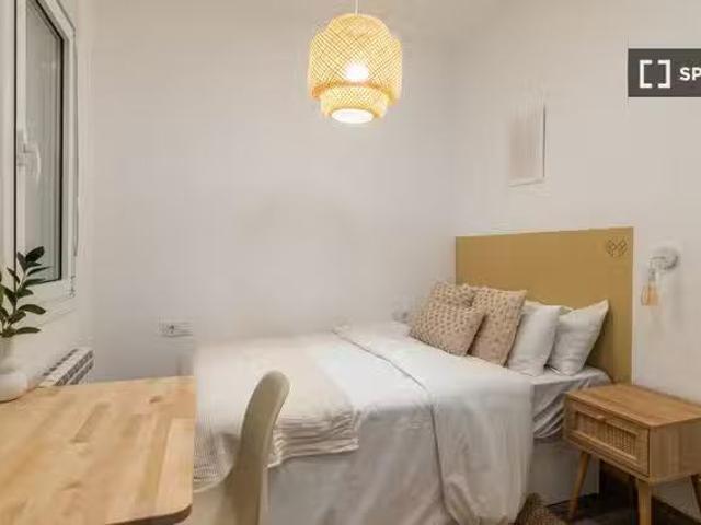 Se alquila habitación en piso de 5 habitaciones en L'Eixample.