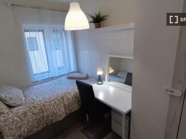 Se alquila habitación en piso de 5 habitaciones en Los Ángeles.