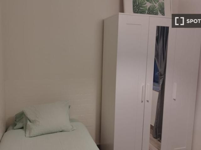 Habitación en piso compartido de 5 habitaciones en Los Ángeles, Madrid