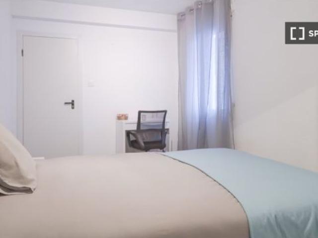 Se alquila habitación en piso de 5 habitaciones en Madrid