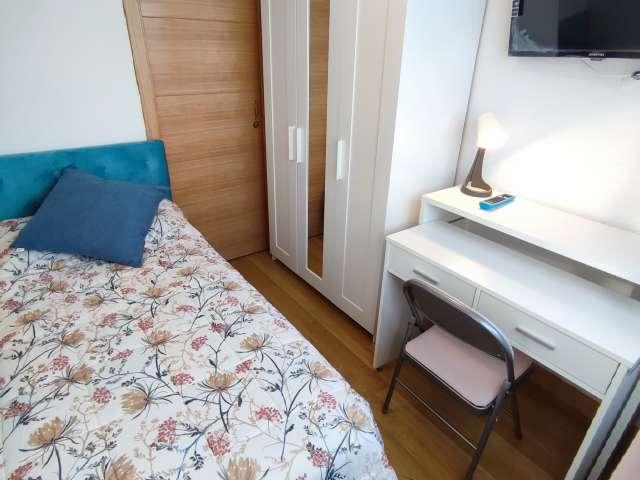 Se alquila habitación en piso de 5 habitaciones en Madrid