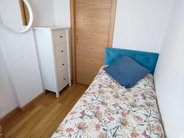 Se alquila habitación en piso de 5 habitaciones en Madrid