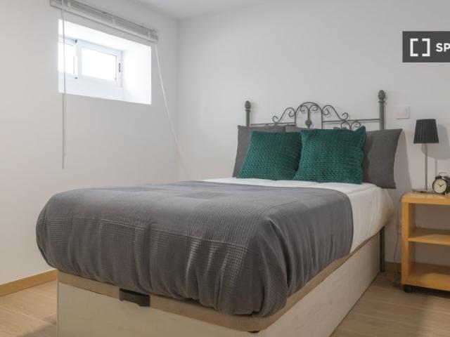 Se alquila habitación en piso de 5 habitaciones en Madrid