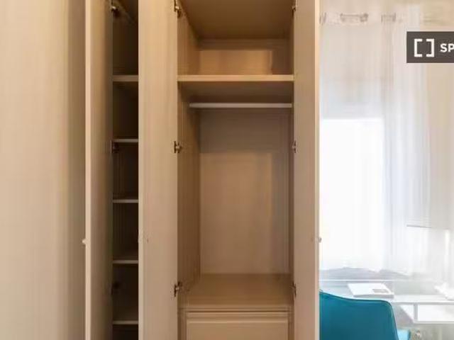 Se alquila habitación en piso de 5 habitaciones en Madrid