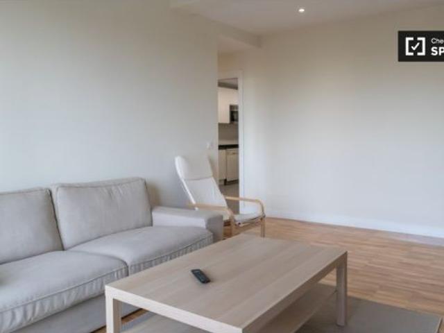 Se alquila habitación en piso de 5 habitaciones en Madrid