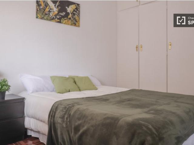 Se alquila habitación en piso de 5 habitaciones en Madrid
